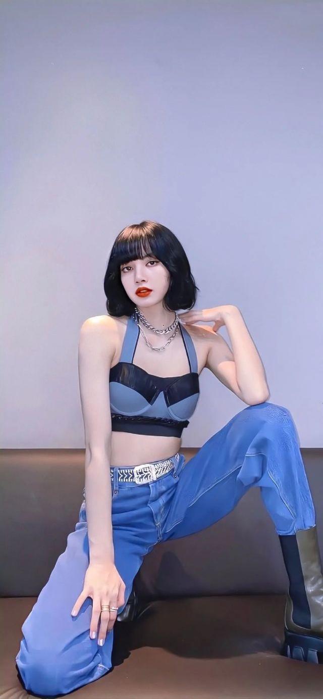 Lisa「辣妹穿搭」曝光，運動內衣配工裝褲秀蜂腰，歐美范十足 娛樂八卦吃瓜 第7张