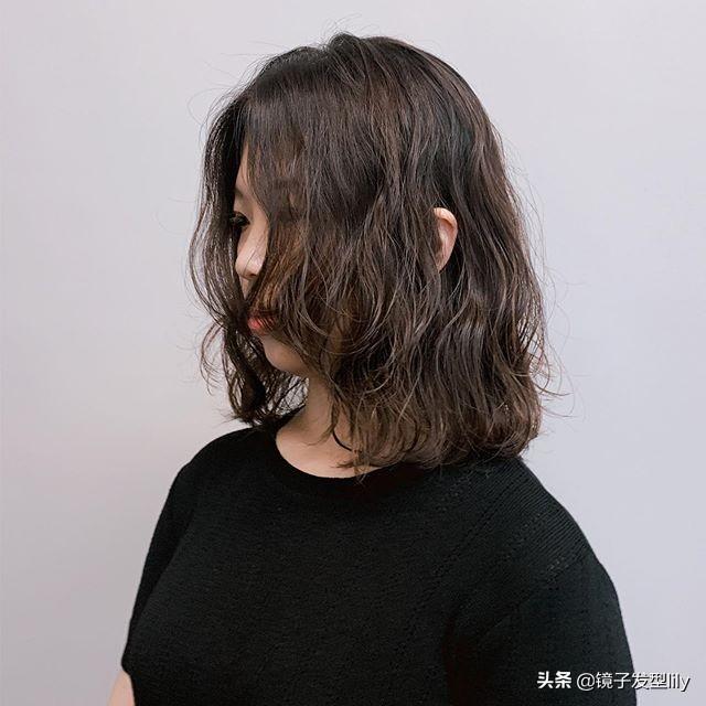 女生纹理烫发型，好看的烫头发型中长发