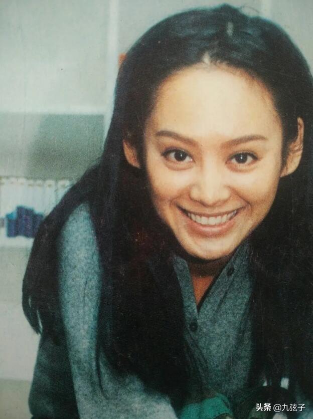 宁静回忆剃光头事件，49岁宁静拍猪饲料广告