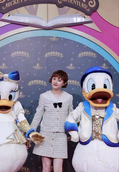 孙俪出席活动近照黑白裙，38岁孙俪扮嫩翻车