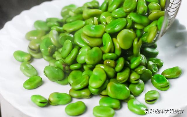 蚕豆怎样炒才最好吃，饭店大厨教我一招