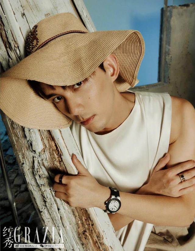 李宇春女装图片，李宇春穿搭卫衣（时尚大片红黑榜）