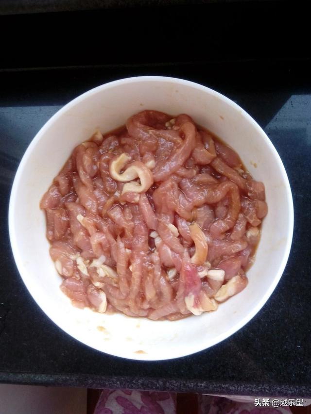 买回生肉怎样腌制好吃，如何让腌制的生肉又嫩又滑