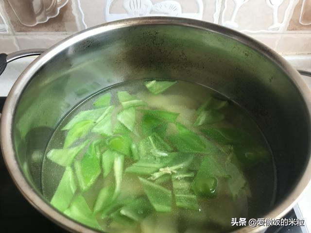 尖椒土豆片儿怎么炒的，家常的做法饭店的味道