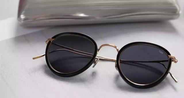 太阳镜怎么挑选，怎么选择适合自己的太阳镜（夏天开车阳光刺眼）