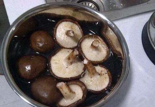 炒香菇需要焯水吗，香菇炒之前需要焯水吗（香菇鲜香又入味）