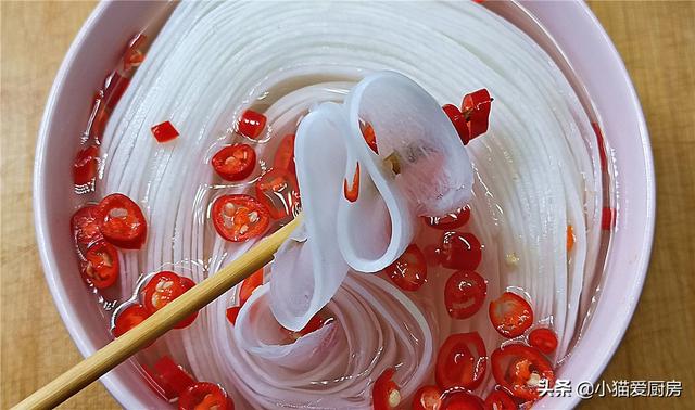 雪碧泡萝卜条的做法甜酸脆，这样做出来的雪碧泡萝卜