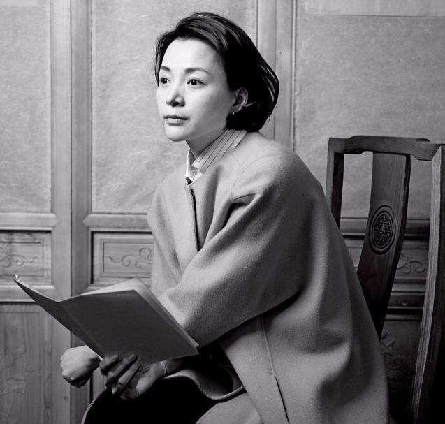 云鬓花颜金步摇事与愿违终此生，白发戴花君莫笑