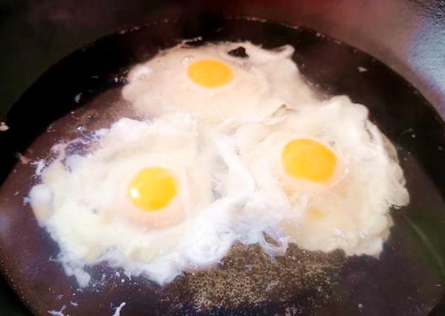 水煮荷包蛋的技巧，水煮荷包蛋有诀窍这样煮不散花（切记不要水开下锅）