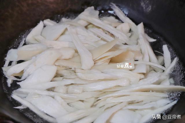 杏鲍菇要不要焯水，杏鲍菇要不要焯水再炒起沫（杏鲍菇这样做才好吃）