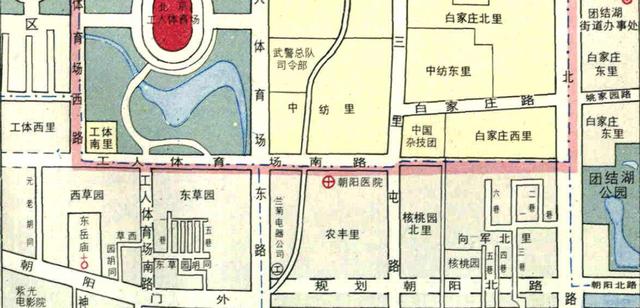 北京市朝阳区三里屯，原来时尚美女就在路边不远处