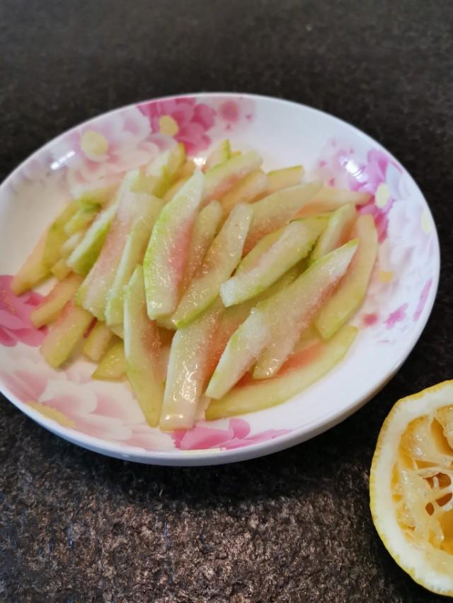 西瓜皮怎么凉拌最好吃，#爽口凉菜，开胃一夏