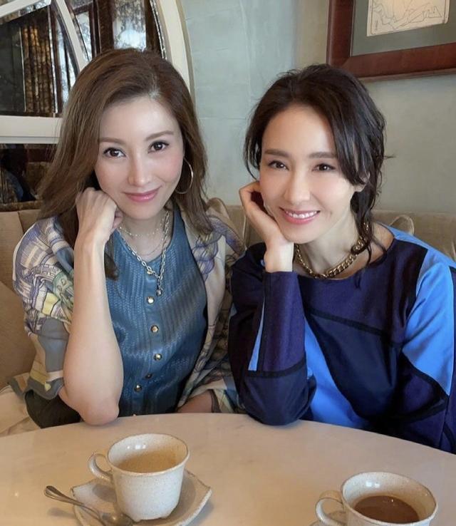 李嘉欣一把年紀依舊狂野，穿黑色超短抹胸露肚臍，煙燻妝太搖滾 娛樂八卦吃瓜 第3张