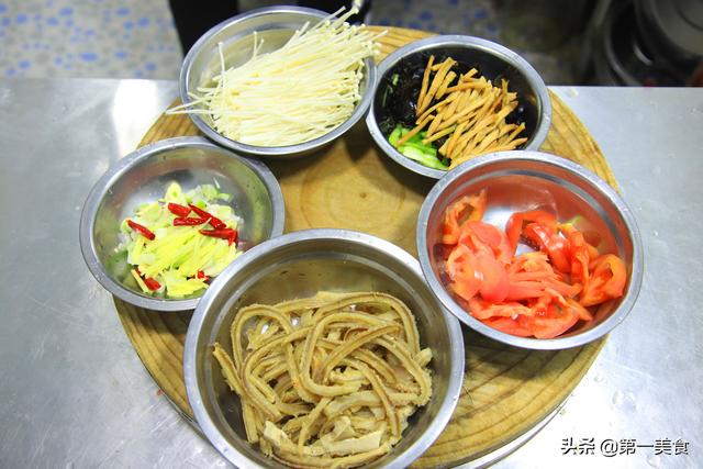 老式酸辣肚丝汤做法，大厨教你天冷该喝什么