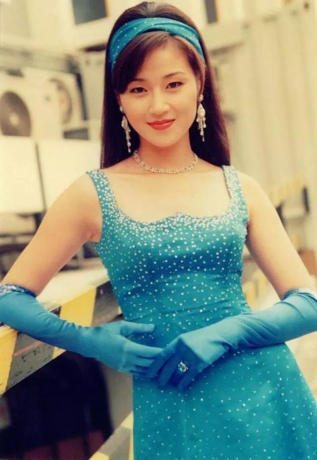 甄子丹前妻万绮雯，甄子丹曾为她抛妻弃子万绮雯（万绮雯：年轻时相貌平平）