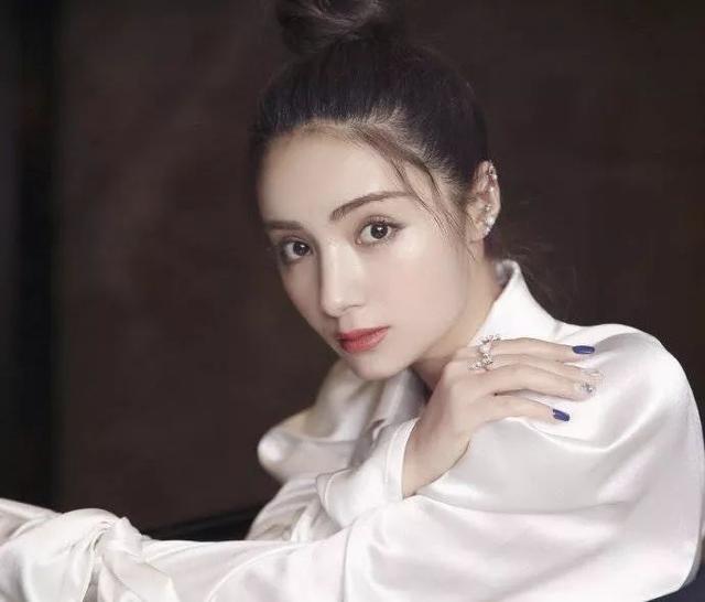 姜潮自曝微博9连拍，姜潮和麦迪娜竟然结婚了