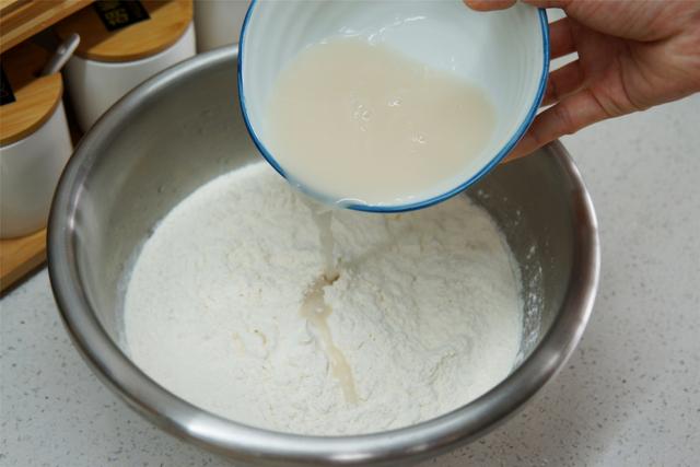 白菜包子馅怎么做好吃，夏天怎么做白菜馅包子（白菜包子这样调馅太香了）