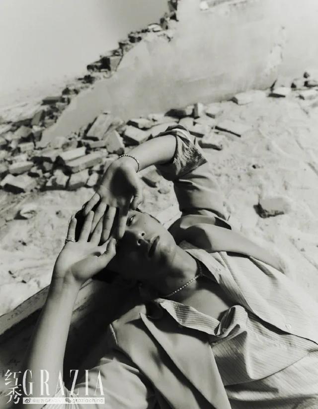 李宇春女装图片，李宇春穿搭卫衣（时尚大片红黑榜）