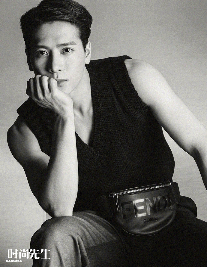 李宇春女装图片，李宇春穿搭卫衣（时尚大片红黑榜）