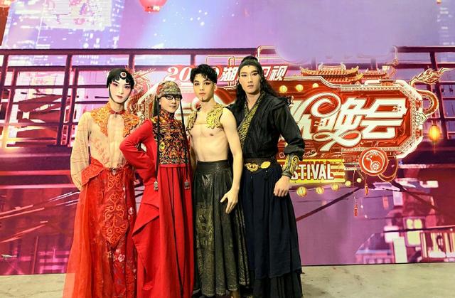 湖南卫视春晚魔术，王一博湖南春晚变魔术（湖南卫视春晚：小品炒剩饭）