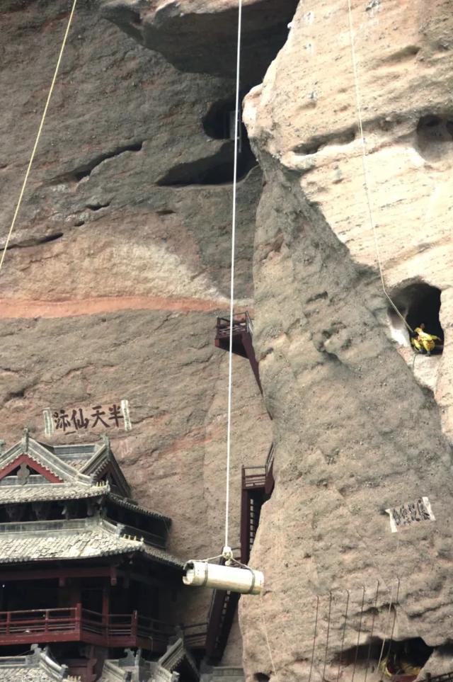 江西省龙虎山悬棺的过程，还原江西龙虎山悬崖上的“悬棺入穴”之谜