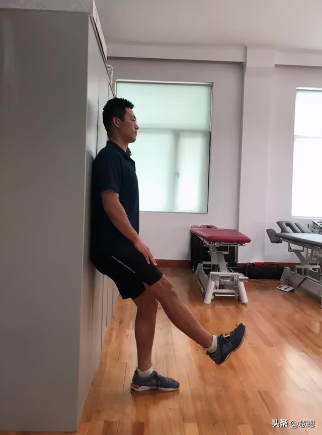 哑铃深蹲的标准动作，爆汗燃脂的哑铃训练动作