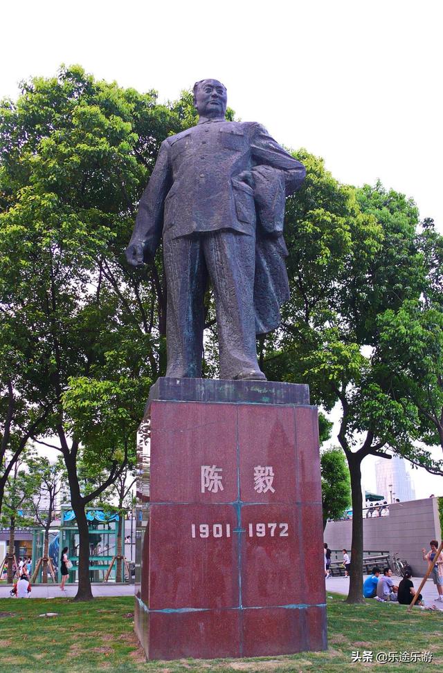 上海外滩以前的样子vs现在的样子，270多年前这里还是一片烂泥滩