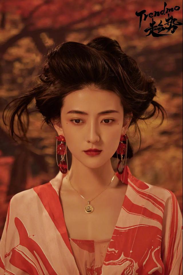 李宇春女装图片，李宇春穿搭卫衣（时尚大片红黑榜）