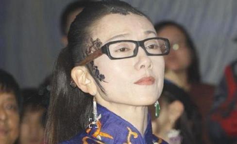 杨丽萍为什么总戴帽子，杨丽萍为什么戴帽子十年