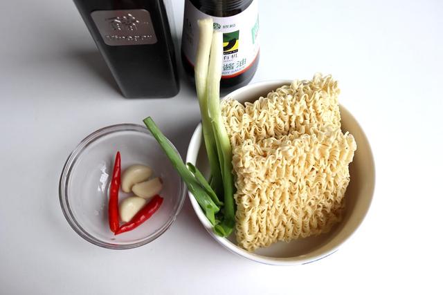 方便面的各种吃法，方便面各种吃法大全（看00后吃泡面，难怪不长肉了）