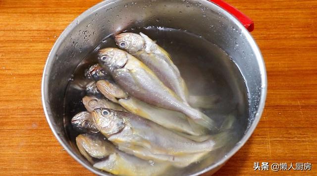 這魚我家隔天吃一次，鍋底放這些，不加水燉煮，魚肉鮮嫩 熱愛美食 第2张