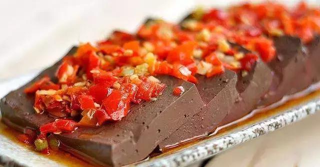 鸭血怎么做好吃，鸭血如何做才能好吃（厨师长教你家常烧鸭血做法）