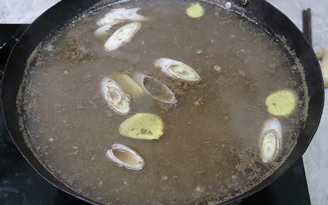 猪血怎么煮才嫩一点，教你用鲜猪血来煮猪血