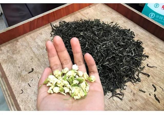 茉莉花茶的作用养护方法，茉莉花茶就是用茉莉花泡的