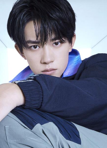 易烊千玺的真实年龄，易烊千玺14岁到17岁外貌变化（“谦逊低调”的易烊千玺）