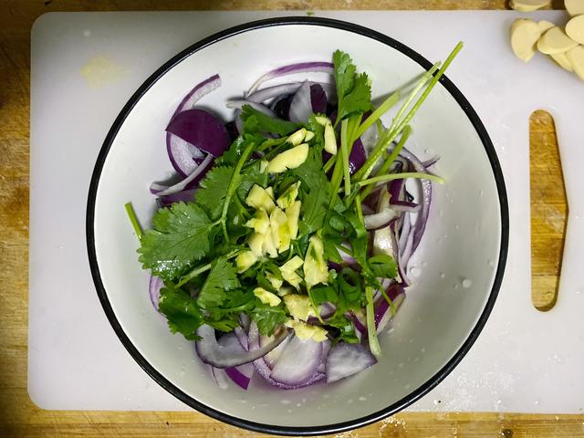 凉拌木耳洋葱做法简单清爽开胃，秋日必备爽口小菜