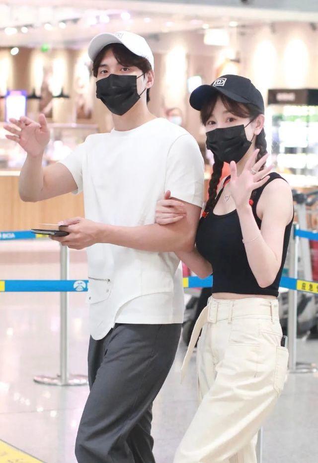 張檬跟男友走機場，穿背心配工裝褲秀「螞蟻腰」，盡顯甜酷少女風 娛樂八卦吃瓜 第2张