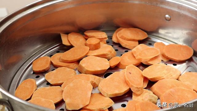 红薯饼的家常做法，做红薯饼的方法简单又好吃（红薯饼怎样做才能软糯可口香甜拉丝）