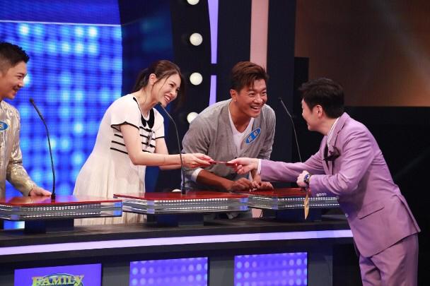 54岁tvb小生近况，54岁TVB肌肉男神晒父子合照