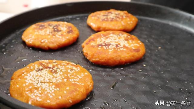 红薯饼的家常做法，做红薯饼的方法简单又好吃（红薯饼怎样做才能软糯可口香甜拉丝）