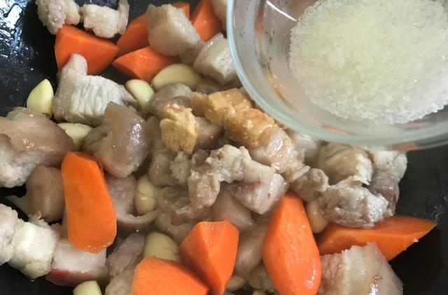 腐乳豆腐五花肉做法，1斤五花肉加上一块腐乳