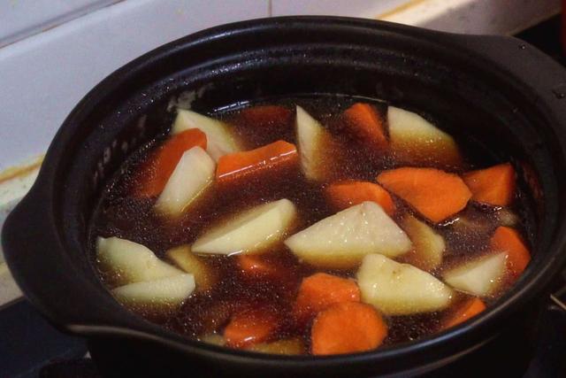 煮肉什么时候放盐，炖牛肉放盐什么时候合适（不管炖啥肉不要提前放盐）