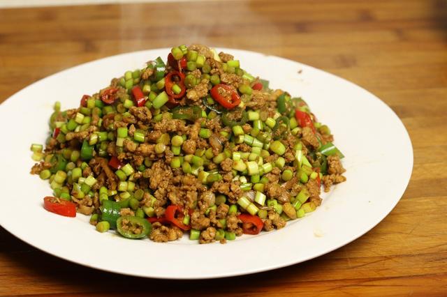 炒蒜苔用焯水吗，炒蒜苔时要不要先焯水（炒蒜苔最忌焯水和直接炒）