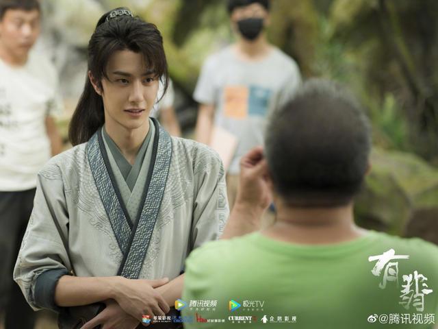赵丽颖最近消息，有翡赵丽颖最新消息（剪短发穿“人鱼姬”礼服）