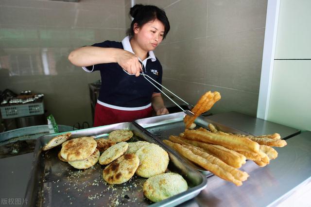 开早餐店赚钱吗，早餐店面一年能赚20万（前妻嫉妒得眼睛发红）