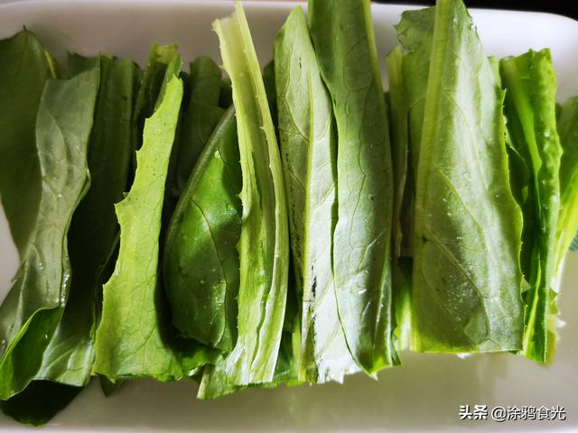 油麦菜凉拌怎么做好吃，油麦菜10种吃法油麦菜怎么凉拌（淋上这样的酱汁）