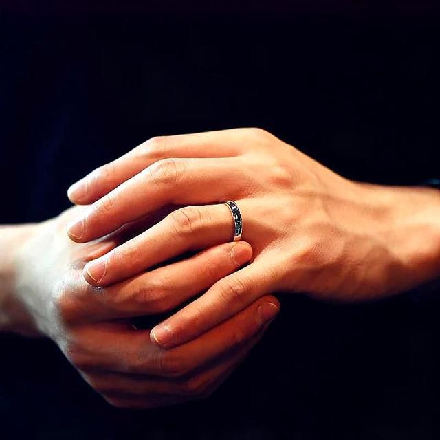 钯金和铂金哪个贵，钯金与铂金黄金谁贵（钯金和铂金到底什么关系）