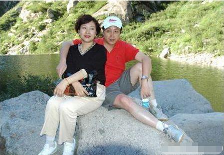 罗京追悼会全部过程，在罗京葬礼上哭到昏厥的妻子