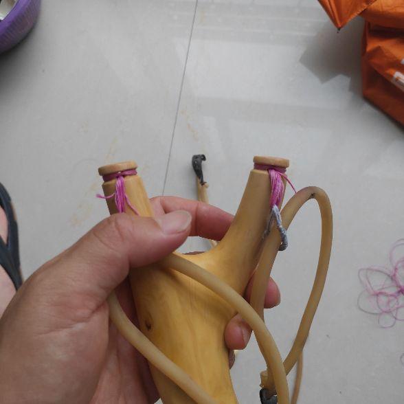 弹弓皮筋的绑法，木头弹弓怎么上扁皮筋（皮筋的绑法非常关键）