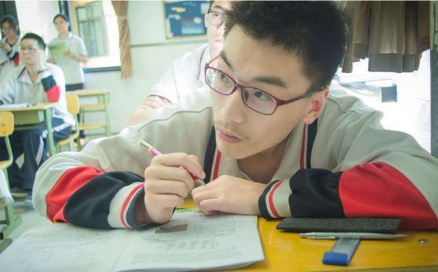 高中最难的学科，高中各学科难度排行榜（物理最难数学最抽象）